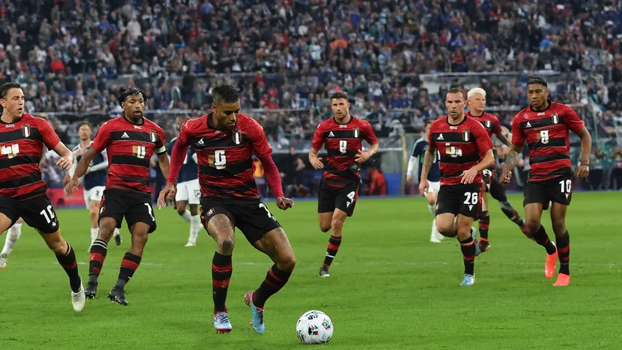 Serie A fixture under floodlights with two midfielders contesting possession